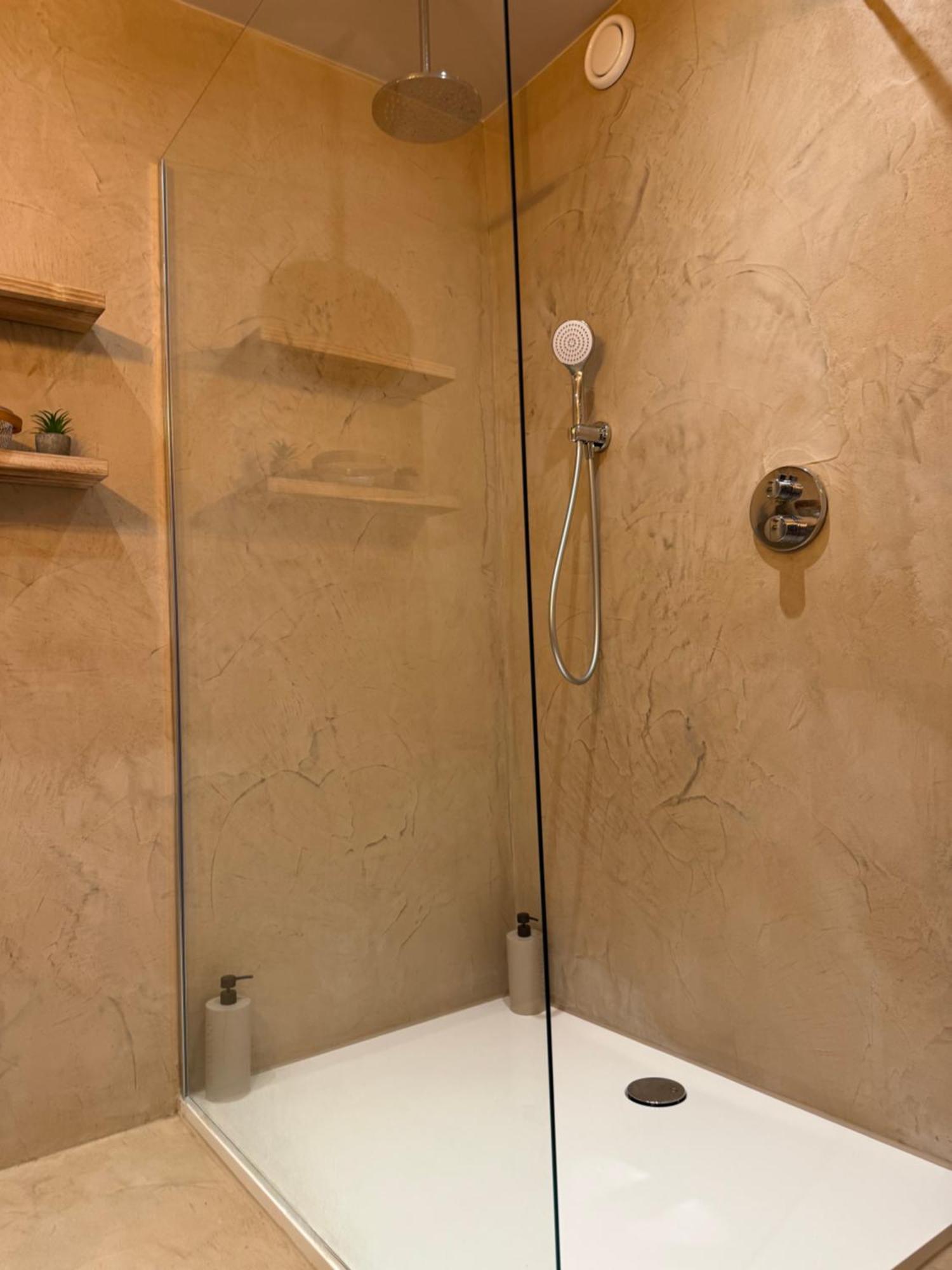 Hotel Giorgi Et Logements Insolites-Jacuzzi Prive Bastogne Exterior photo