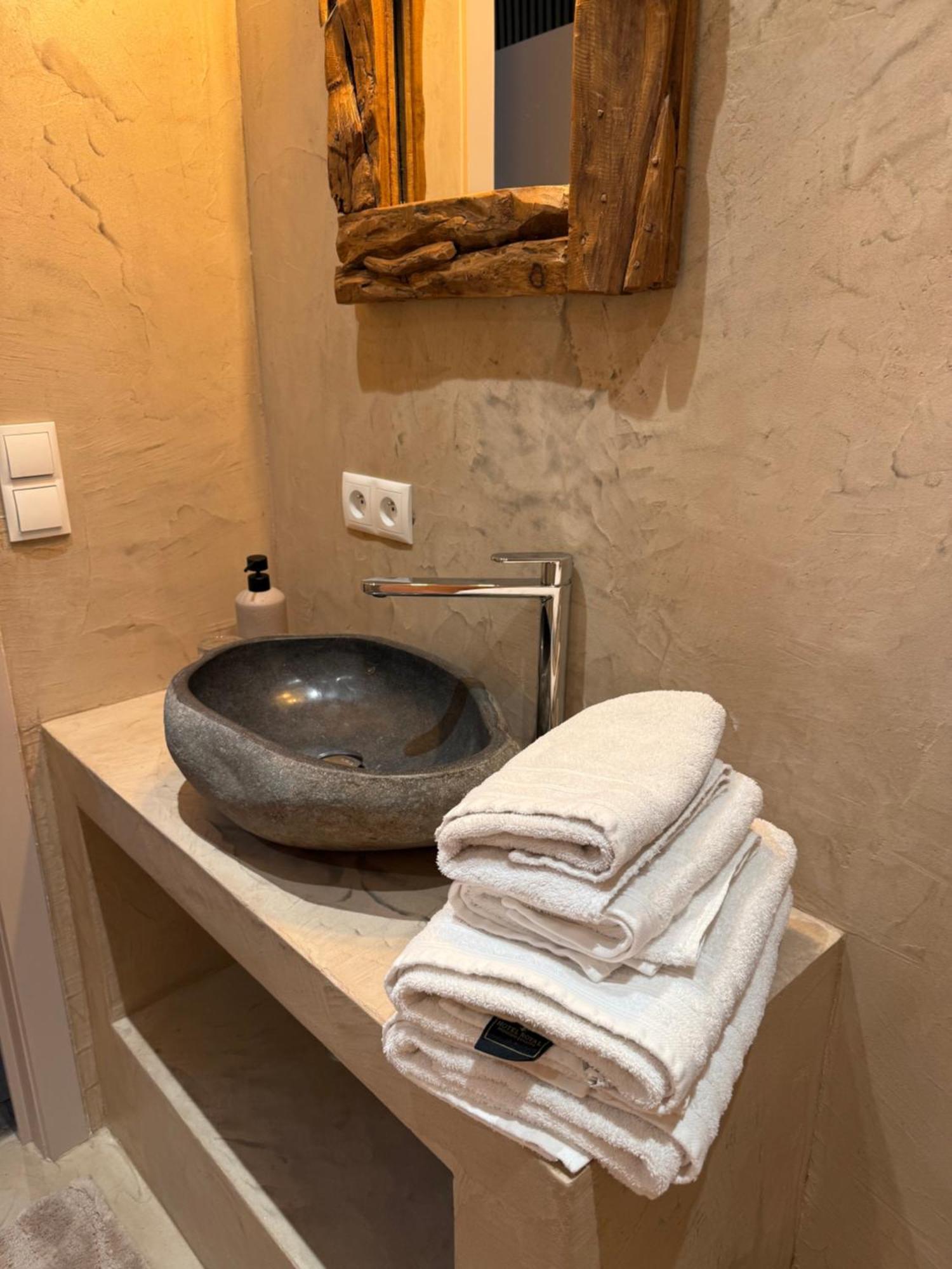 Hotel Giorgi Et Logements Insolites-Jacuzzi Prive Bastogne Exterior photo